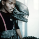 Bolaji Badejo, descansando con el traje de Xenomorfo durante el rodaje de Alien.